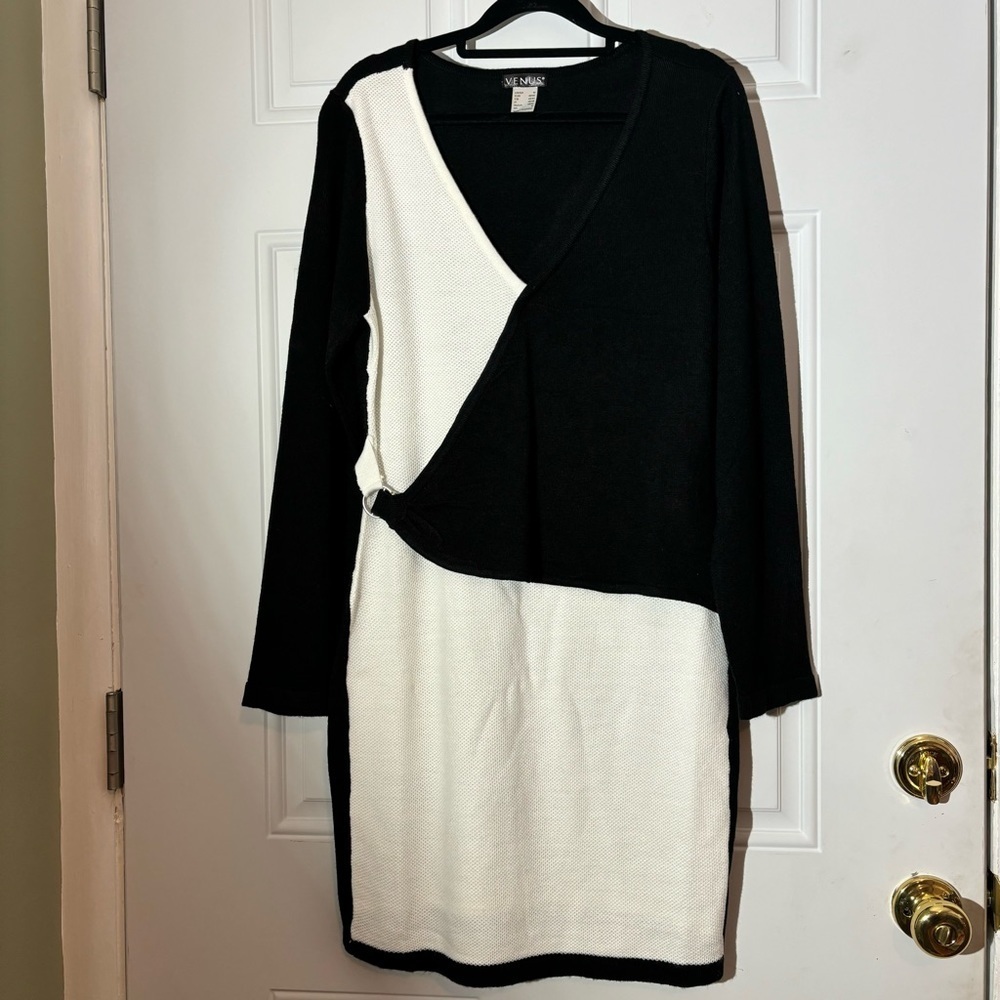 ❤️2/$15 or 3/$21❤️ NWOT Venus Lightweight Black/White Knit Dress, Size Medium